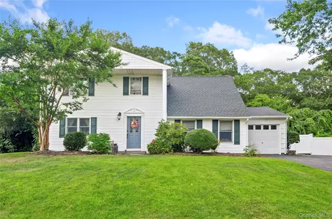 43 Westcliff Dr, Mount Sinai, NY 11766
