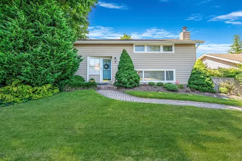 19 Coppertree Ln, Babylon, NY 11702