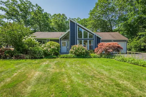 2 Guardian Ct, Mount Sinai, NY 11766