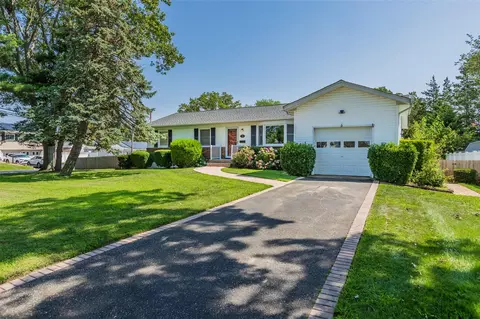 70 11th Ave, West Babylon, NY 11704