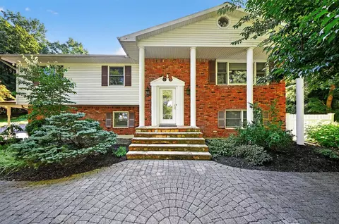 8 Fairmont Ter, Clarkstown, NY 10994