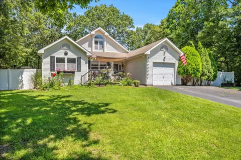 33 Kathleen Cres, Coram, NY 11727