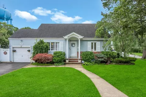 100 Brendan Ave, Massapequa Park, NY 11762