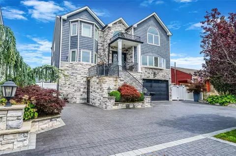 60 W 2nd St, Freeport, NY 11520