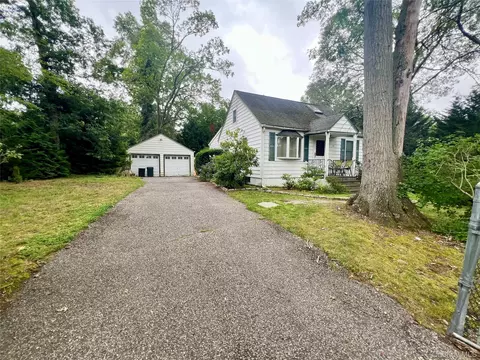 100 Maple Ln, Medford, NY 11763