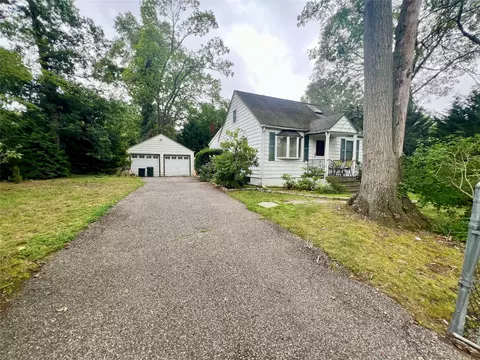 100 Maple Ln, Medford, NY 11763