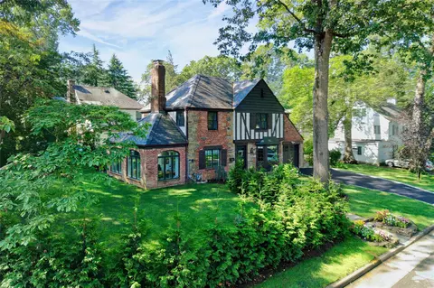 34 Foxhurst Ln, North Hempstead, NY 11030