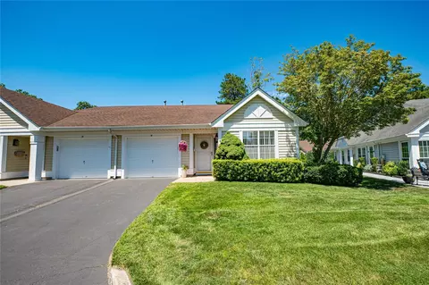 14 Wainscott Ct, Ridge, NY 11961