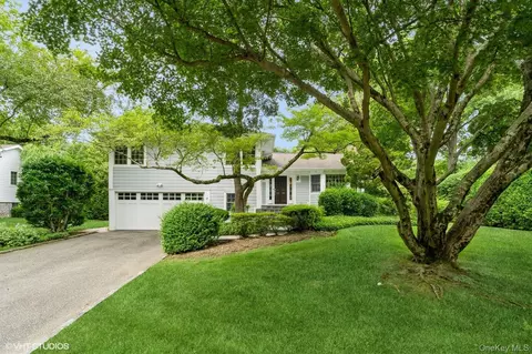 2 Pinewood Rd, North Hempstead, NY 11576