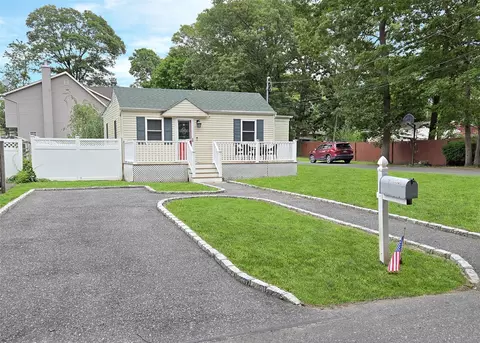 83 Webster Ave, Ronkonkoma, NY 11779