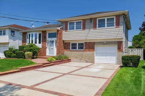 689 Allwyn St, Baldwin, NY 11510