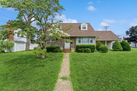 106 Bregman Ave, North Hempstead, NY 11040
