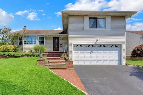 37 Lakeshore Blvd, Massapequa, NY 11758