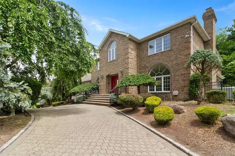 25 Pine Glen Dr, Orangetown, NY 10913