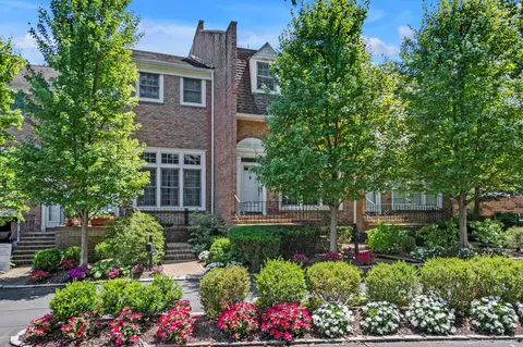 62 Marjorie Ct, North Hempstead, NY 11030