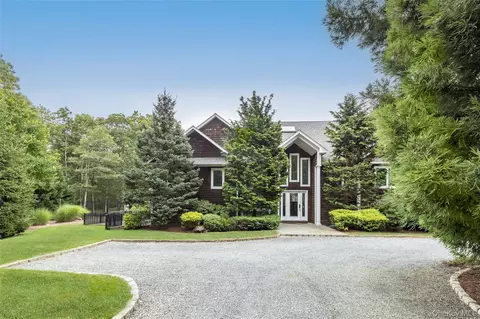 48 Douglas Ct, Hampton Bays, NY 11946