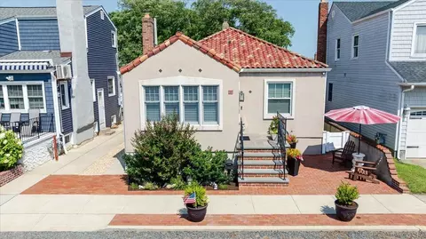 18 Curley St, Long Beach, NY 11561