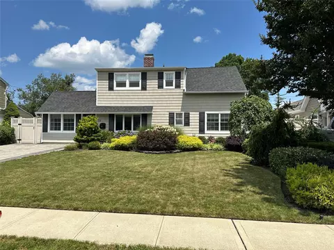 33 Rigger Ln, Levittown, NY 11756
