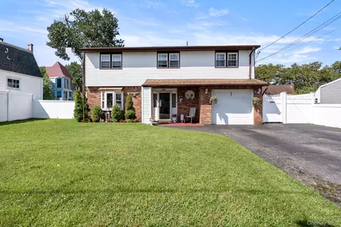 245 Lido Pkwy, Lindenhurst, NY 11757