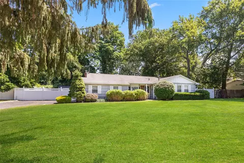 39 Winfield Davis Dr, Coram, NY 11727