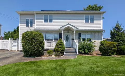 37 Seward St, West Babylon, NY 11704
