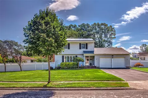 17 Tiffany Ln, Smithtown, NY 11787