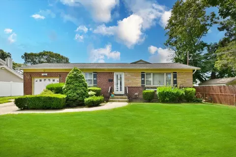 212 N Cedar St, Massapequa, NY 11758