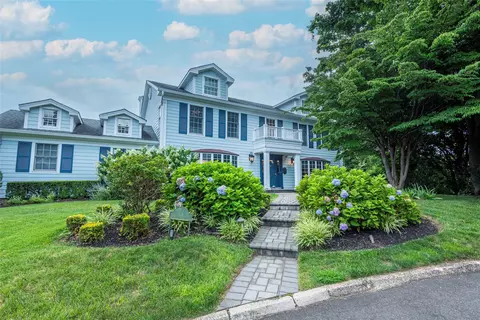 4 Grenfell Dr, North Hempstead, NY 11020