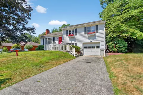 13 Sherwood Dr, Poughkeepsie, NY 12603