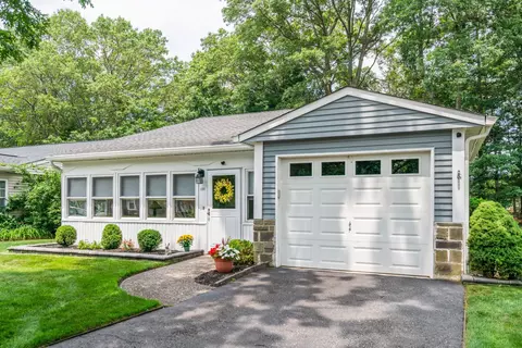 186 Canterbury Dr, Ridge, NY 11961