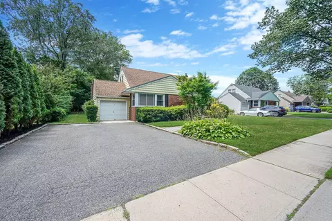 333 Sylvan Ln, North Hempstead, NY 11590
