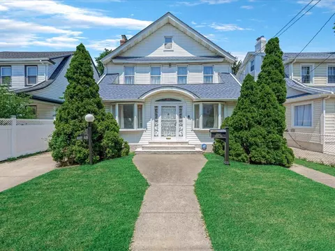 188-45 Quencer Rd, New York, NY 11412