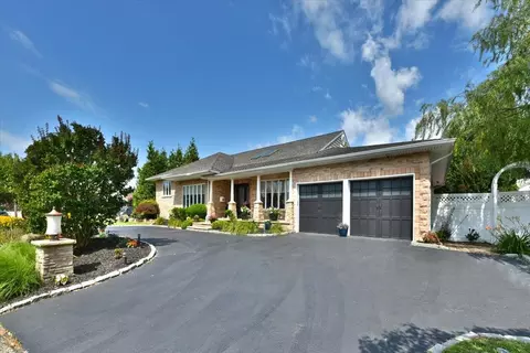 213 Harbor Ln, Massapequa Park, NY 11762