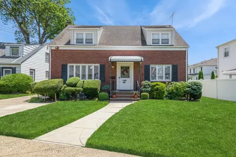 185 Emerson Pl, Valley Stream, NY 11580