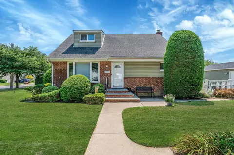 66 Webster St, Floral Park, NY 11001