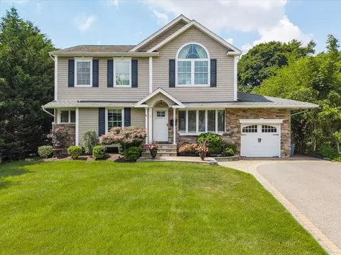 16 Rita Cres, Commack, NY 11725