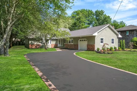 43 W Shore Rd, Oakdale, NY 11769