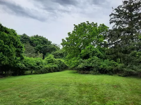 17 Club Ln, Southampton, NY 11960