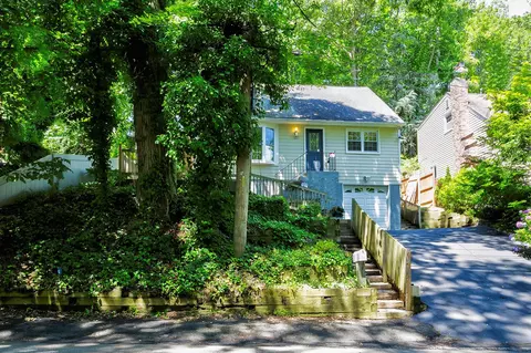 107 Norwood Ave, Northport, NY 11768