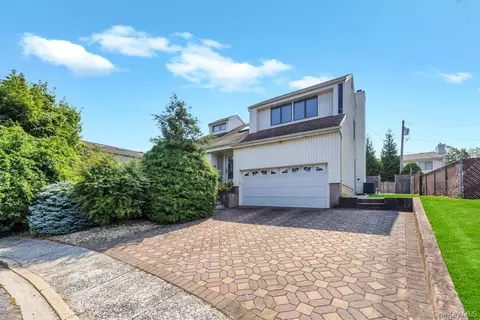 34 Gloria Pl, Plainview, NY 11803