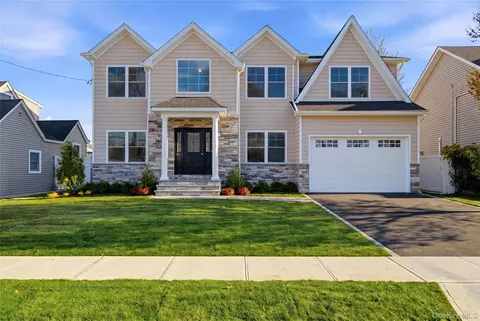 32 Massapequa Ave, Massapequa Park, NY 11762