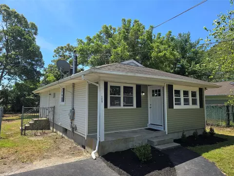 124 Eleanor Ave, Mastic, NY 11950