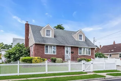 160 Green St, Valley Stream, NY 11580