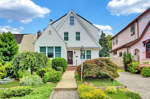 24502 Thornhill Ave, New York, NY 11362