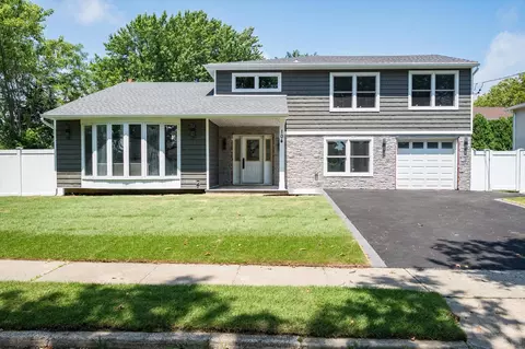 104 Pinewood Ln, Massapequa Park, NY 11762