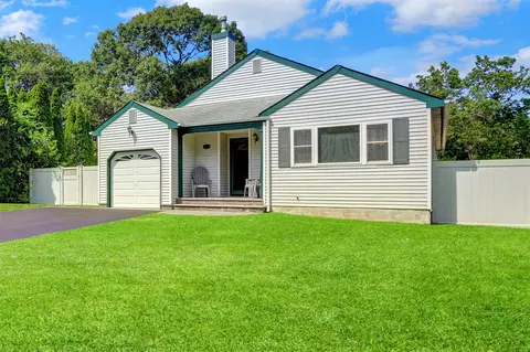 11 Winnecomac Cir, Kings Park, NY 11754