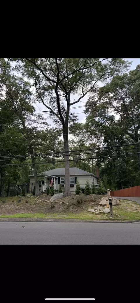 2354 N Wading River Rd, Wading River, NY 11792