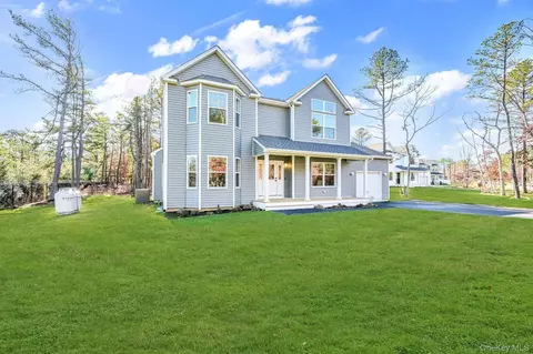 2 Mill Ln, Medford, NY 11763