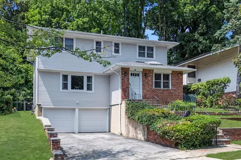 15 Edgewood Pl, North Hempstead, NY 11024