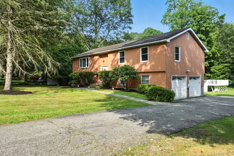 64 Dahlia Dr, Mahopac, NY 10541
